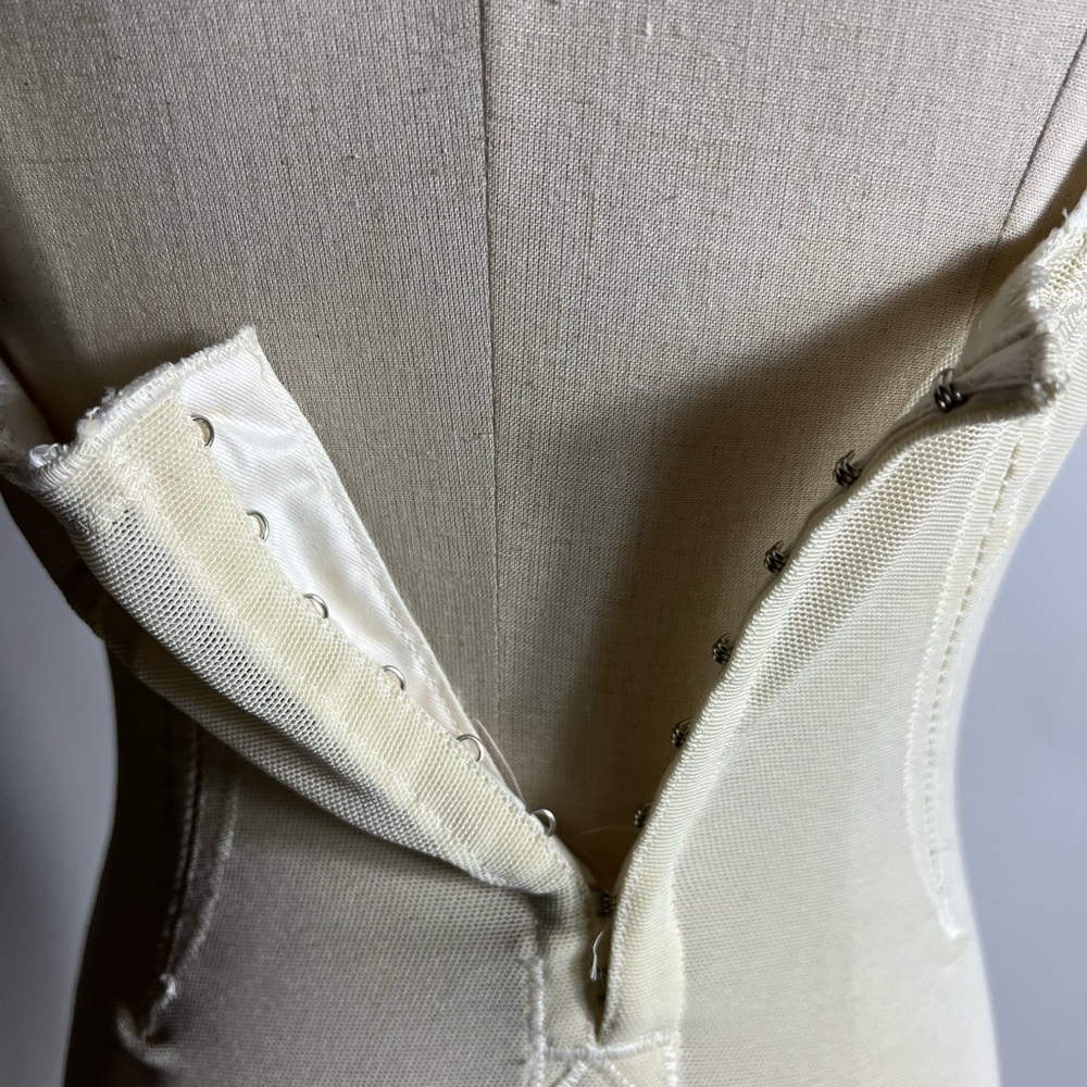 VINTAGE 60s/70s SnoFlake by Bali Girdle Bra with Garters Ivory Womens 37C - Picture 7 of 10
